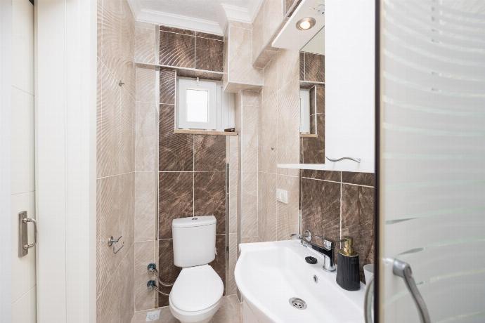 En suite bathroom with shower . - Villa Heyday . (Photo Gallery) }}