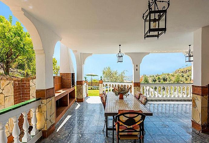 Terrace dining area and BBQ . - Villa Casa Leo . (Photo Gallery) }}