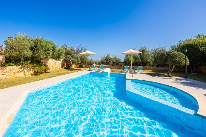 Private pool, terrace, and garden . - Villa Anemoni . (Galería de imágenes) }}