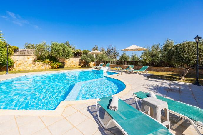 Private pool, terrace, and garden . - Villa Anemoni . (Galería de imágenes) }}