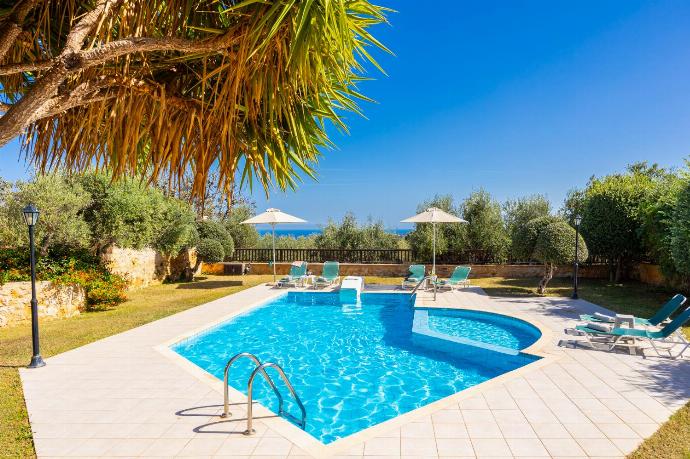 Private pool, terrace, and garden . - Villa Anemoni . (Galería de imágenes) }}