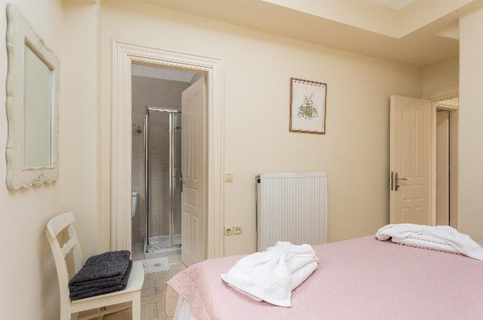 Double bedroom on ground floor with en suite bathroom and A/C . - Villa Levanda . (Photo Gallery) }}