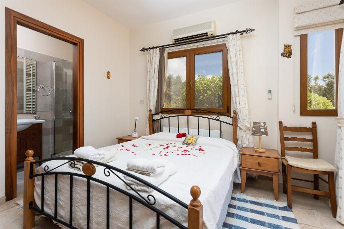 Double bedroom on ground floor with en suite bathroom, A/C, and sea views . - Villa Erato . (Photo Gallery) }}