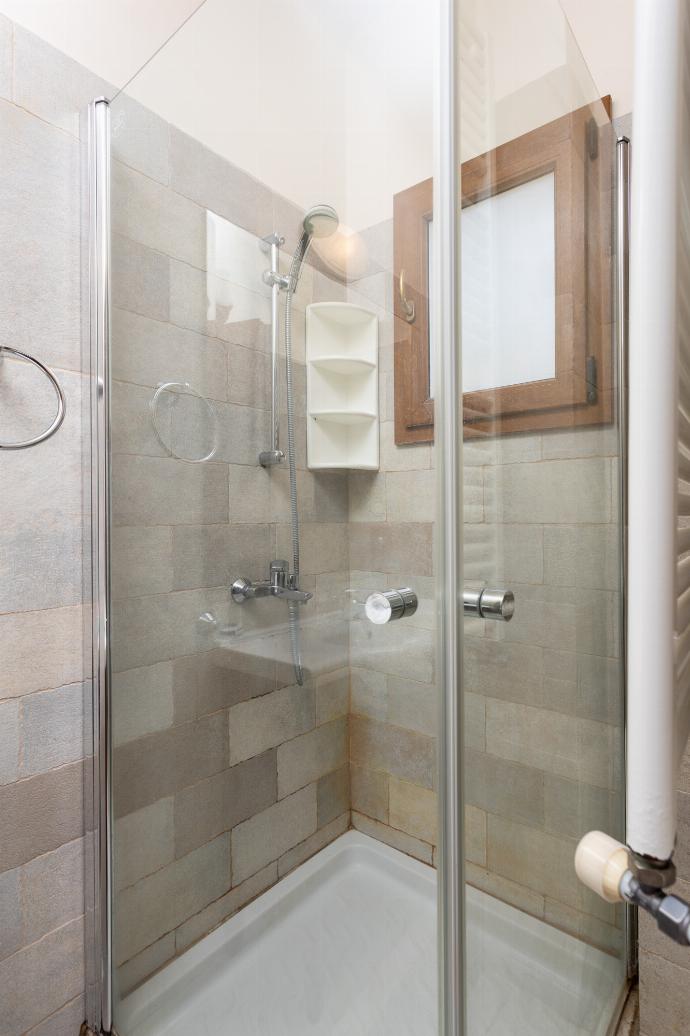 En suite bathroom with shower . - Villa Erato . (Photo Gallery) }}