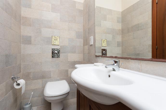 En suite bathroom with shower . - Villa Erato . (Photo Gallery) }}
