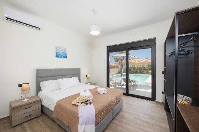 Double bedroom with en suite bathroom and A/C . - Villa Petra . (Galerie de photos) }}