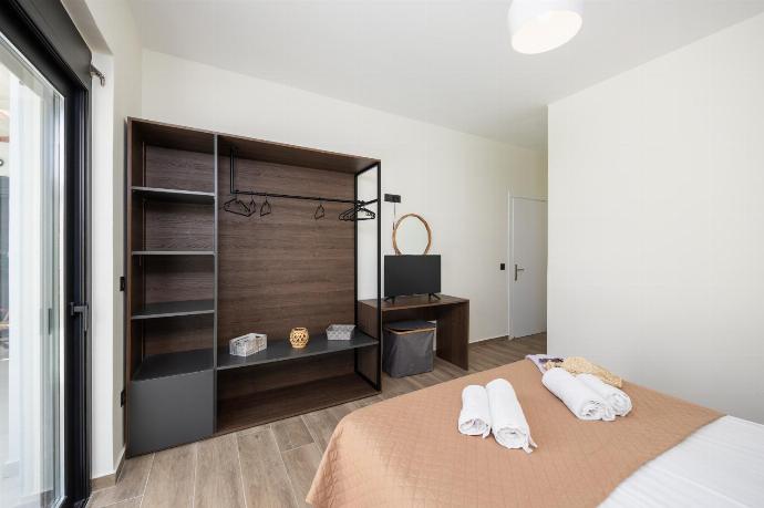 Double bedroom with en suite bathroom and A/C . - Villa Petra . (Galerie de photos) }}