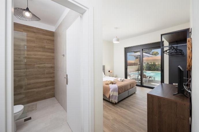 Double bedroom with en suite bathroom and A/C . - Villa Petra . (Galerie de photos) }}