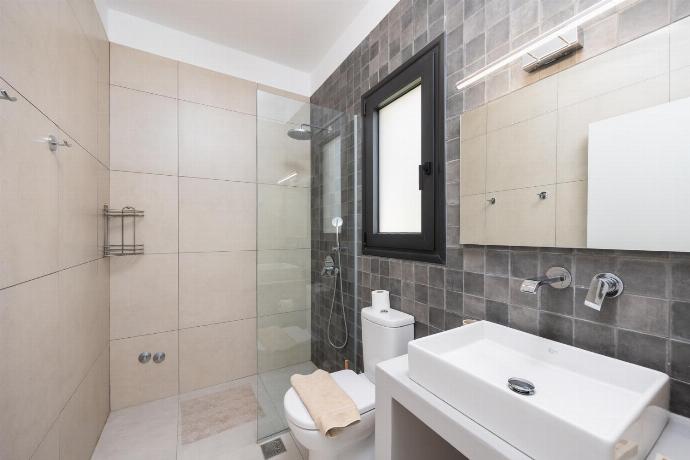 Family bathroom with shower . - Villa Petra . (Photo Gallery) }}