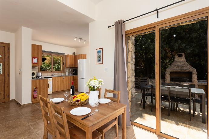 Equipped kitchen with dining area and outdoor BBQ . - Villa Windmill . (Photo Gallery) }}