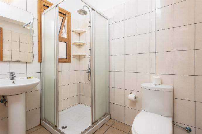 En suite bathroom with shower . - Villa Windmill . (Photo Gallery) }}