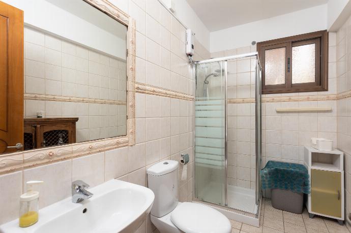 Side apartment: Family bathroom with shower . - Villa Beach Heaven . (Photo Gallery) }}