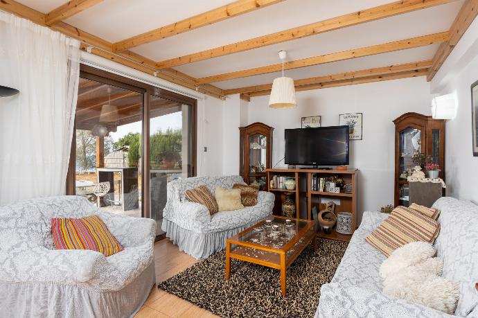 Front apartment: open-plan living room with sofas, dining area, kitchen, A/C, WiFi internet, satellite TV, and sea views . - Villa Beach Heaven . (Photo Gallery) }}