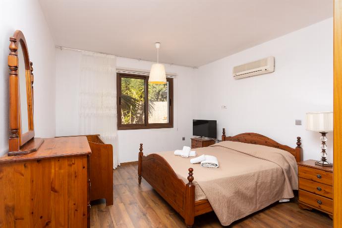 Front apartment: double bedroom with A/C and TV . - Villa Beach Heaven . (Photo Gallery) }}