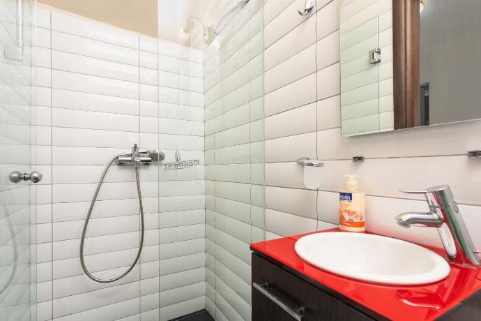 En suite bathroom with shower . - Villa Panorama . (Photo Gallery) }}