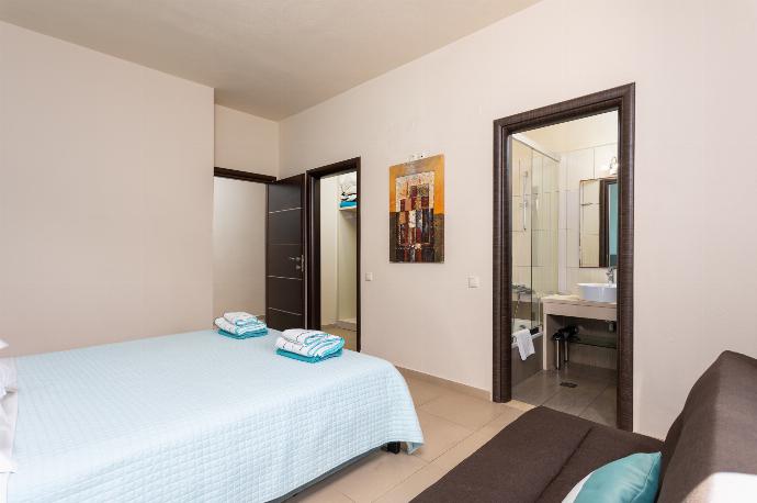 Double bedroom with en suite bathroom and A/C . - Villa Panorama . (Photo Gallery) }}