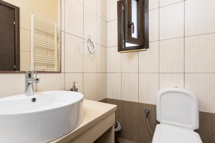 En suite bathroom with bath and shower . - Villa Panorama . (Photo Gallery) }}