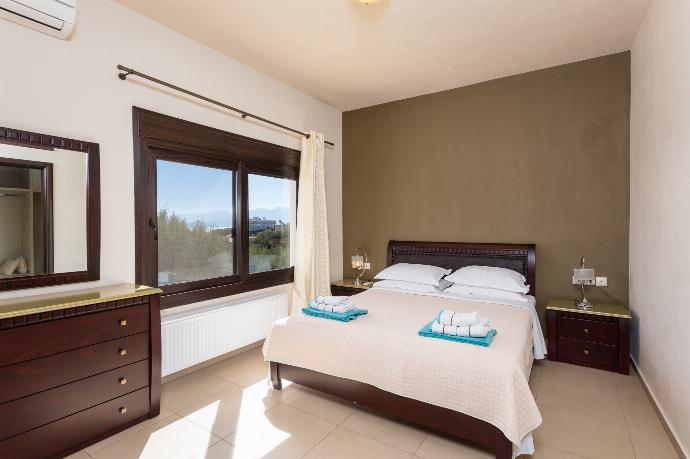 Double bedroom with en suite bathroom, A/C, and sea views . - Villa Panorama . (Photo Gallery) }}