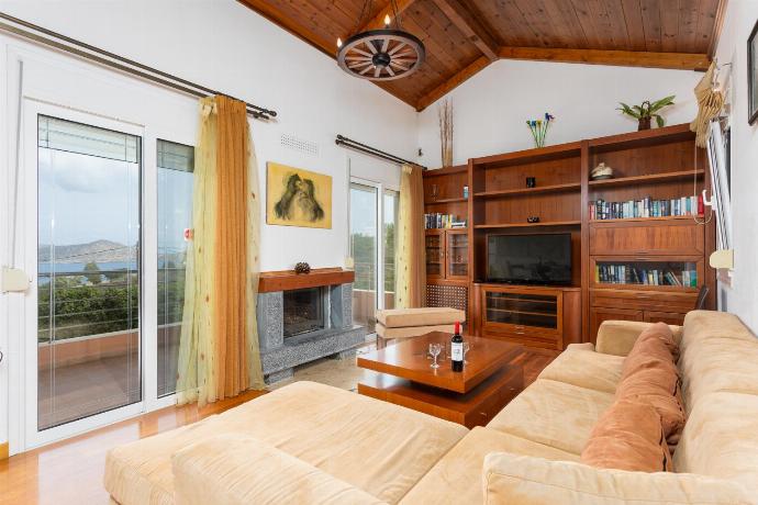Open-plan living room with sofa, dining area, kitchen, A/C, WiFi internet, satellite TV, and sea views . - Villa Glan Y Mor . (Photo Gallery) }}