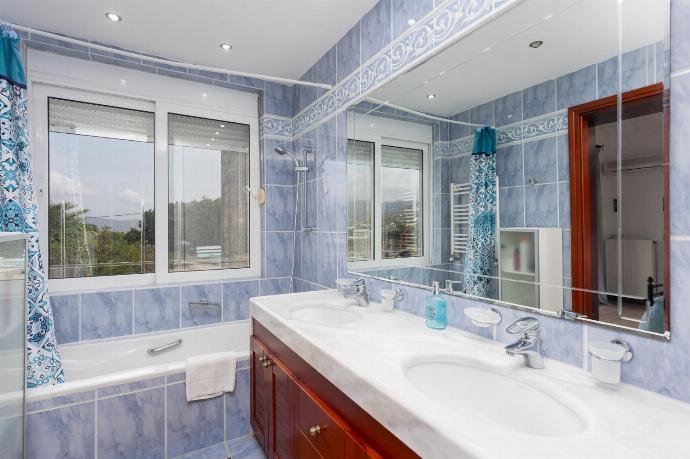 En suite bathroom with bath and shower . - Villa Glan Y Mor . (Photo Gallery) }}