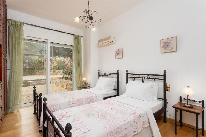 Twin bedroom with A/C . - Villa Glan Y Mor . (Photo Gallery) }}