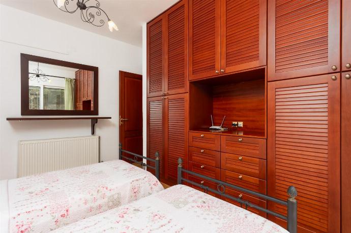 Twin bedroom with A/C . - Villa Glan Y Mor . (Photo Gallery) }}