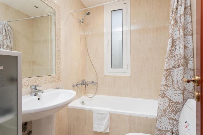 Family bathroom with bath and shower . - Villa Glan Y Mor . (Photo Gallery) }}