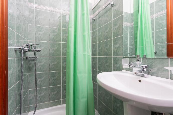 Family bathroom with shower . - Villa Glan Y Mor . (Photo Gallery) }}