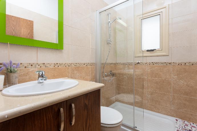 En suite bathroom with shower . - Villa Elite . (Photo Gallery) }}