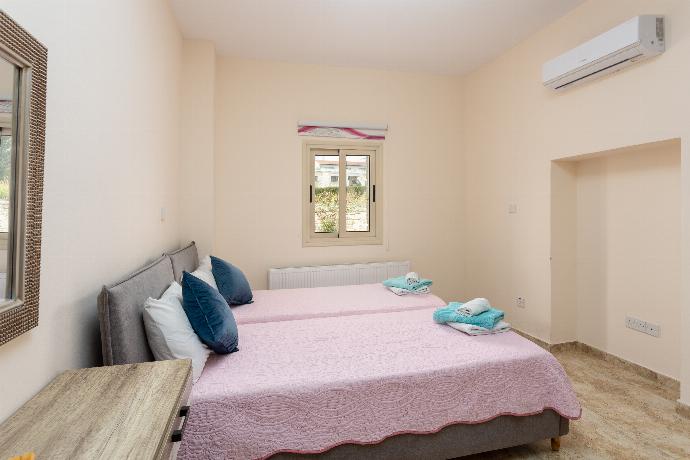 Twin bedroom with A/C . - Villa Elite . (Photo Gallery) }}
