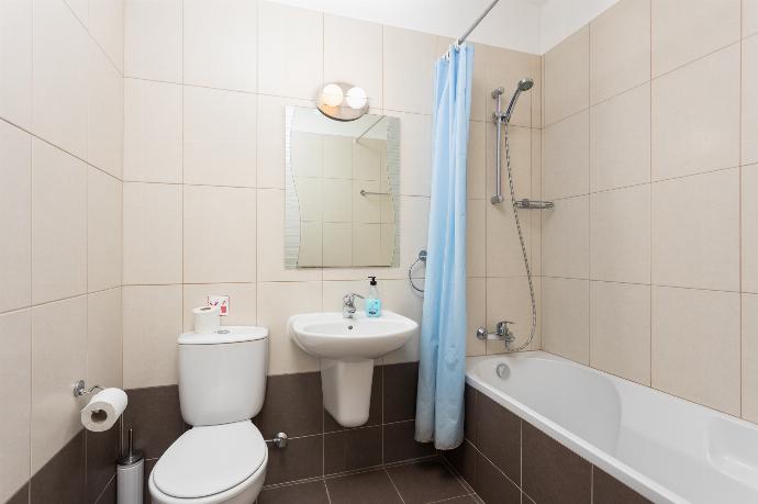 En suite bathroom with bath and shower . - Villa Panorama Tria . (Photo Gallery) }}