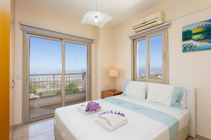 Double bedroom with A/C and sea views . - Villa Panorama Tessera . (Photo Gallery) }}