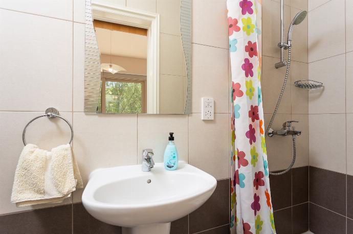 En suite bathroom with shower . - Villa Panorama Tessera . (Photo Gallery) }}
