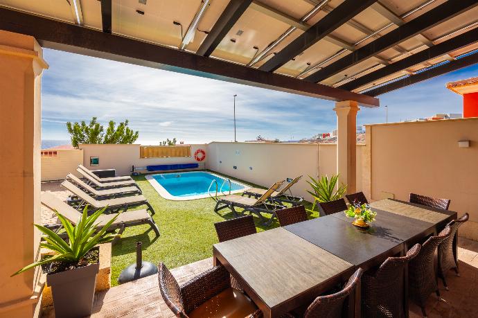 Sheltered terrace area . - Villa Mariposas Caleta . (Photo Gallery) }}