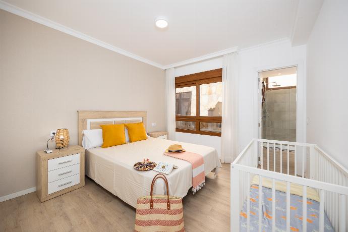 Double bedroom with en suite bathroom and A/C . - Villa Mariposas Caleta . (Photo Gallery) }}