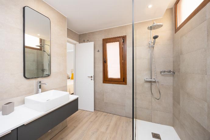 En suite bathroom with shower . - Villa Mariposas Caleta . (Photo Gallery) }}