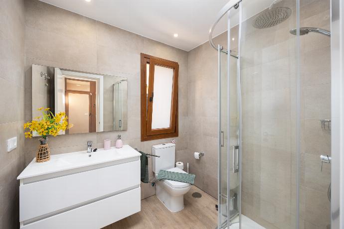 Family bathroom with shower . - Villa Mariposas Caleta . (Photo Gallery) }}