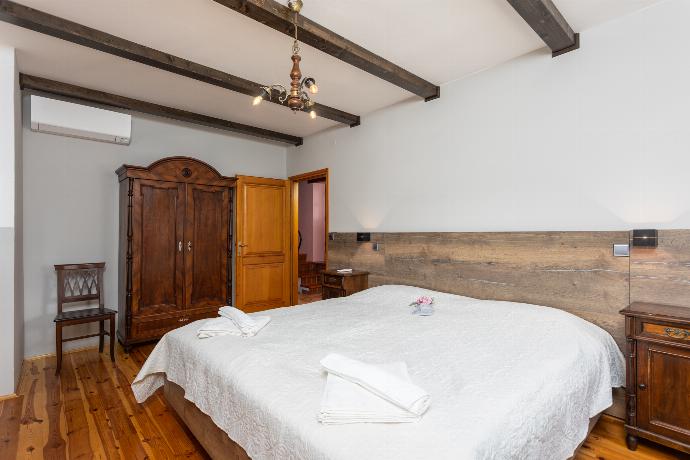 Double bedroom on first floor with A/C and terrace access . - Villa Di Vino . (Photo Gallery) }}