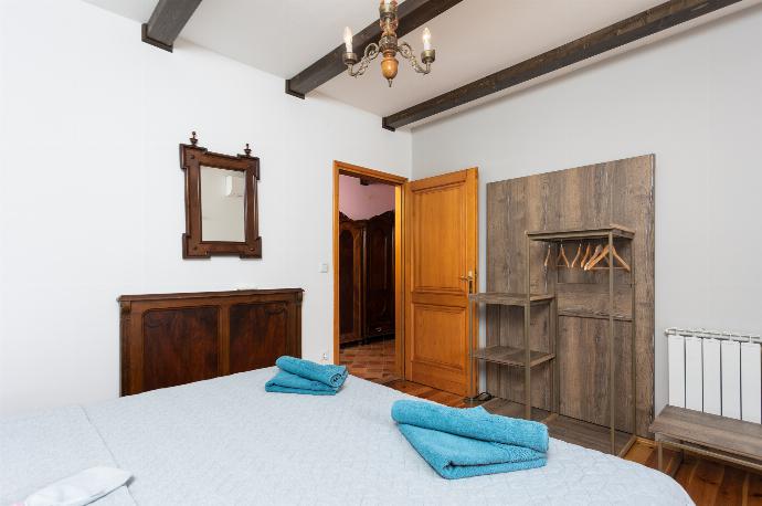 Double bedroom on first floor with A/C . - Villa Di Vino . (Photo Gallery) }}