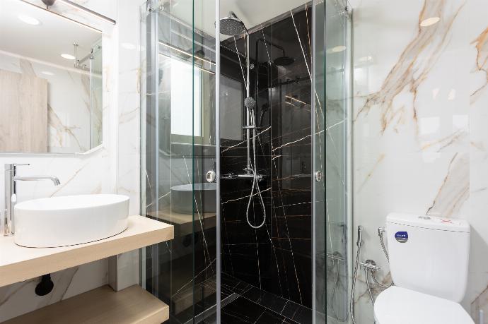 En suite bathroom with shower . - Villa Marielia . (Photo Gallery) }}