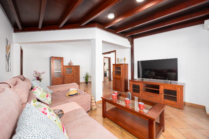 Living room with sofa, A/C, WiFi internet, and satellite TV . - Villa Thomas . (Photo Gallery) }}