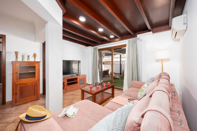 Living room with sofa, A/C, WiFi internet, and satellite TV . - Villa Thomas . (Photo Gallery) }}