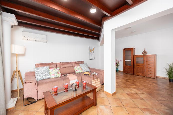 Living room with sofa, A/C, WiFi internet, and satellite TV . - Villa Thomas . (Photo Gallery) }}