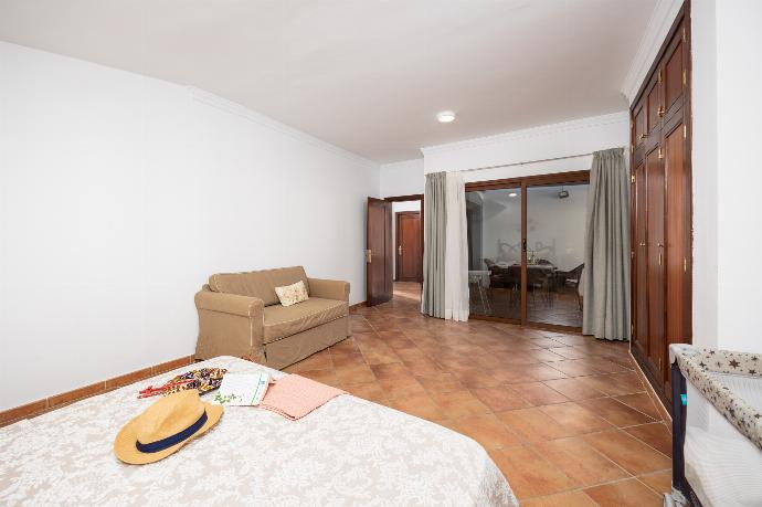 Double bedroom with en suite bathroom and A/C . - Villa Thomas . (Photo Gallery) }}