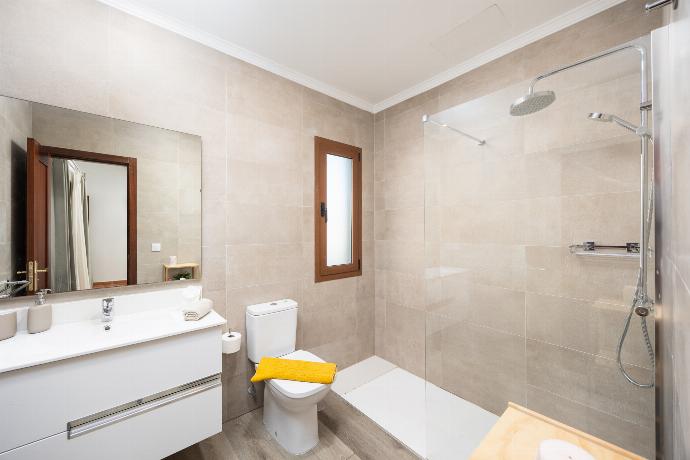 En suite bathroom with shower . - Villa Thomas . (Photo Gallery) }}