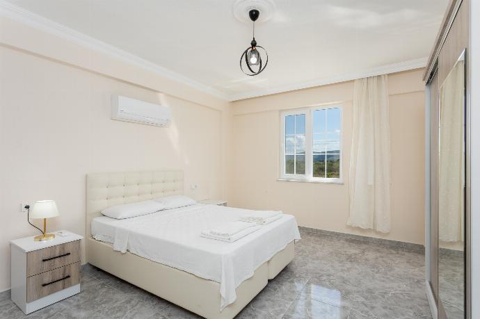 Double bedroom with en suite bathroom and A/C . - Villa Corals . (Photo Gallery) }}