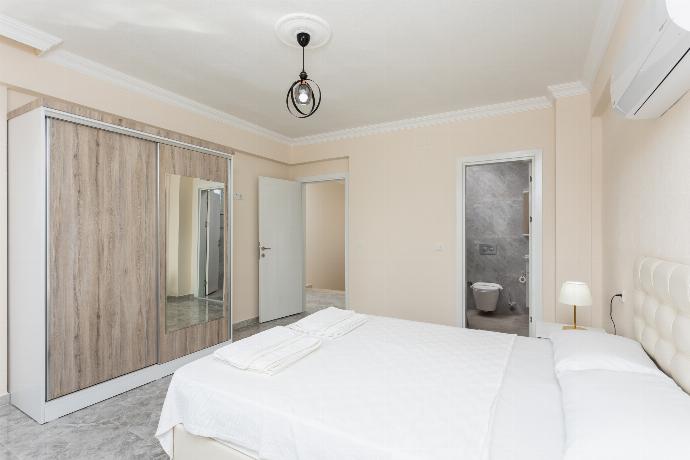 Double bedroom with en suite bathroom and A/C . - Villa Corals . (Photo Gallery) }}