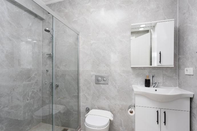 En suite bathroom with shower . - Villa Corals . (Photo Gallery) }}