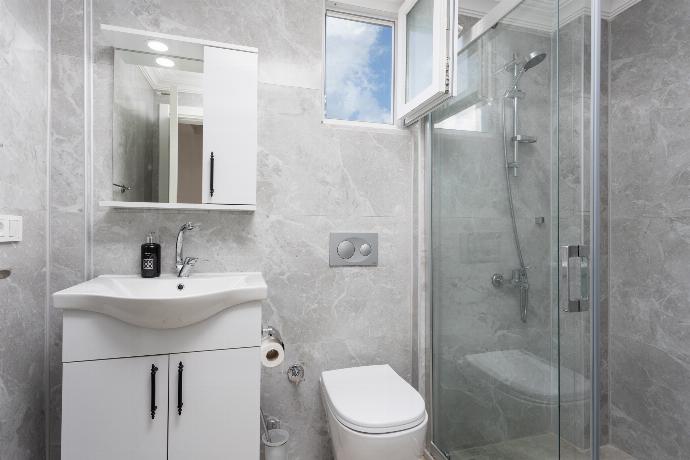 Family bathroom with shower . - Villa Corals . (Photo Gallery) }}