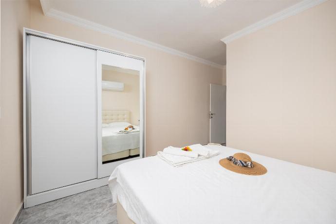 Double bedroom with en suite bathroom and A/C . - Villa Bliss . (Photo Gallery) }}